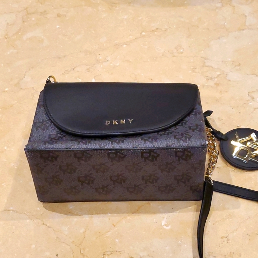 DKNY WOMEN SMALL CROSSBODY